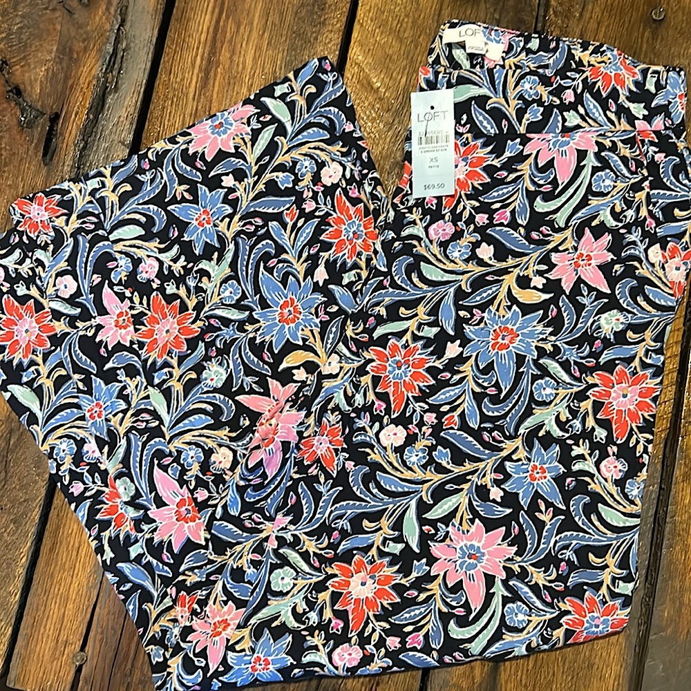 •NWT LOFT PXS Blue floral print stretch waisted capris• - Picture 2 of 11